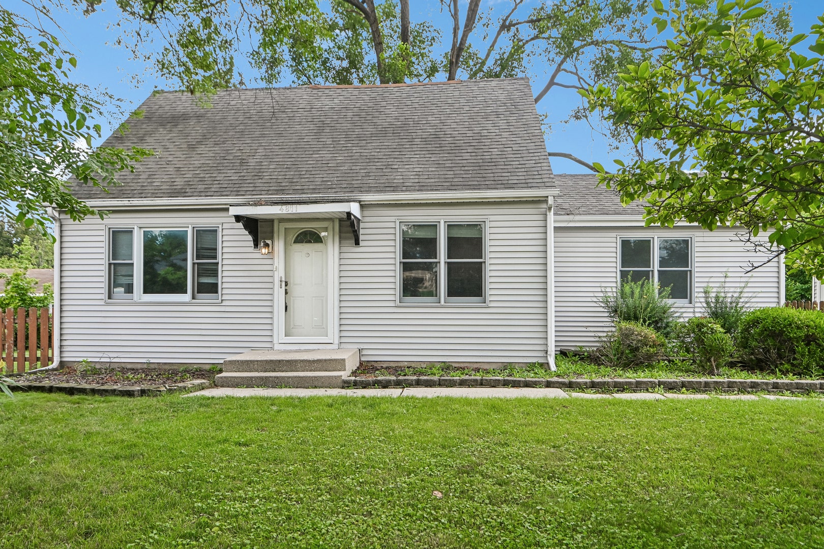 4811 Roslyn Road, Downers Grove, IL 60515