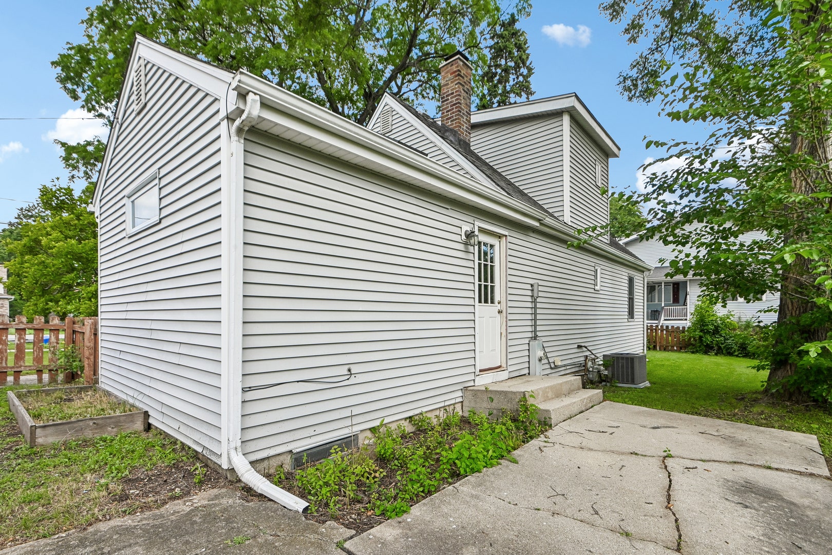 4811 Roslyn Road, Downers Grove, IL 60515