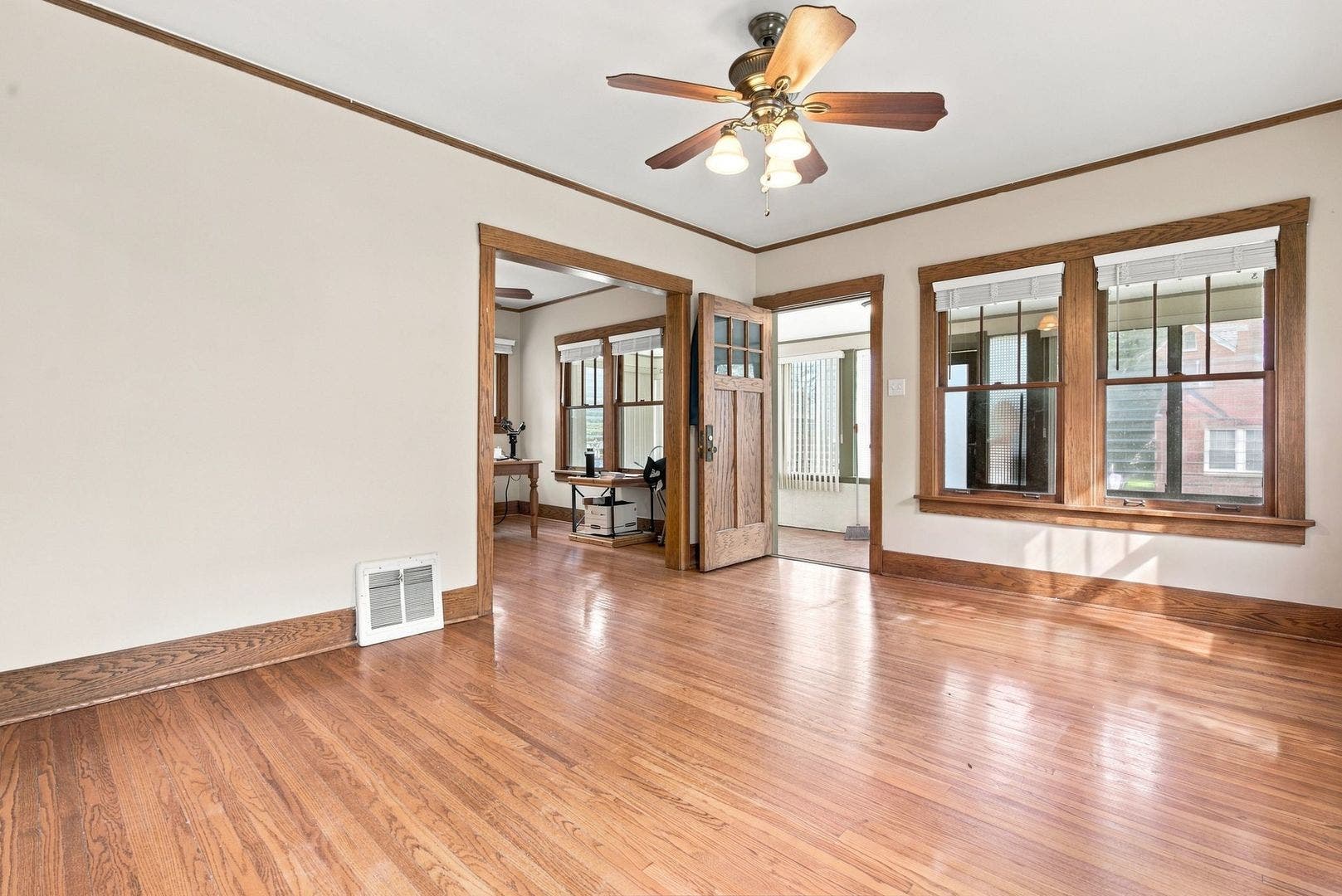 30 S Commonwealth Avenue, Elgin, IL 60123 30 S Commonwealth Avenue, Elgin, IL 60123