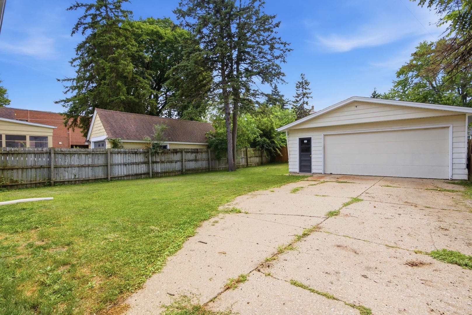 30 S Commonwealth Avenue, Elgin, IL 60123 30 S Commonwealth Avenue, Elgin, IL 60123