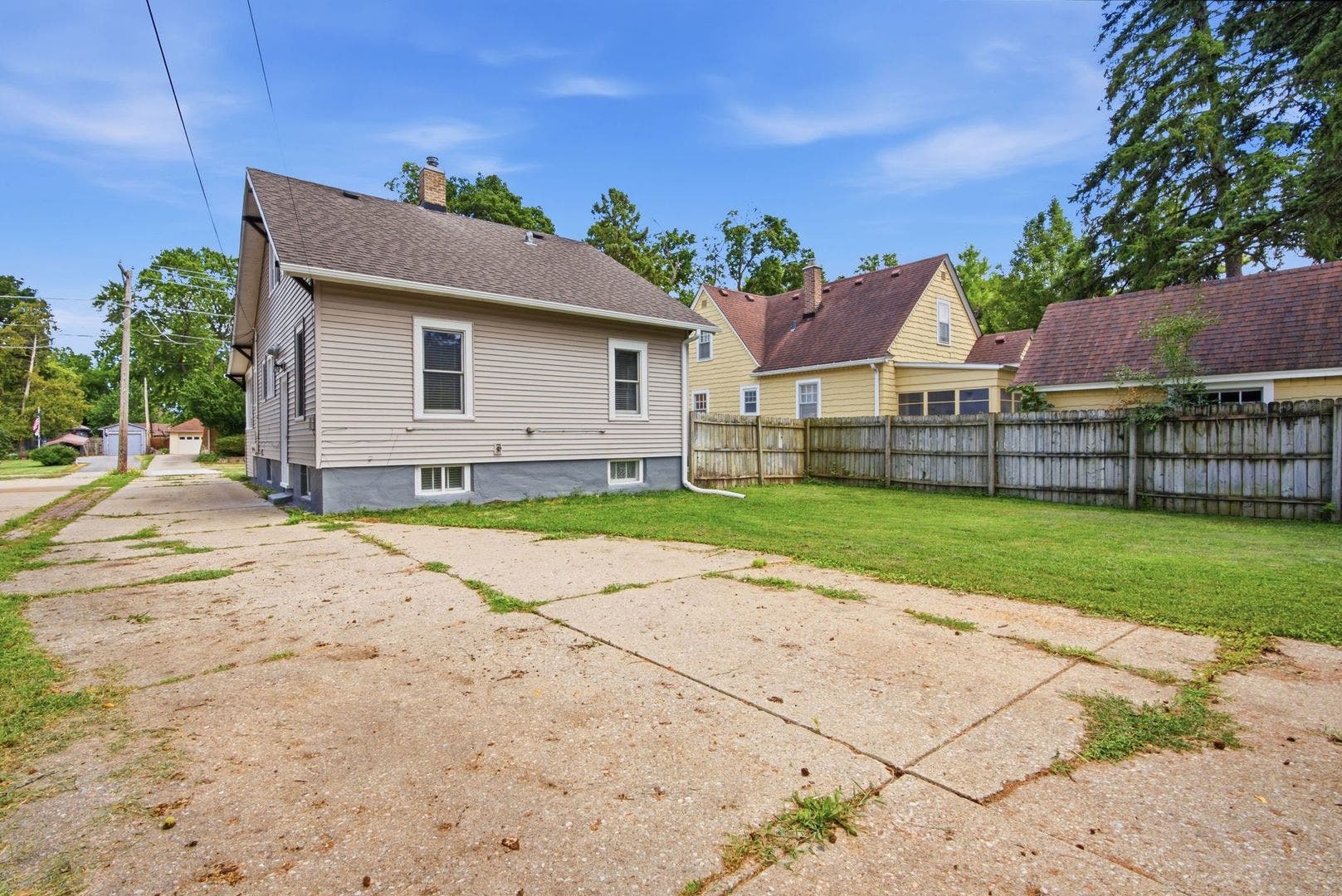 30 S Commonwealth Avenue, Elgin, IL 60123 30 S Commonwealth Avenue, Elgin, IL 60123
