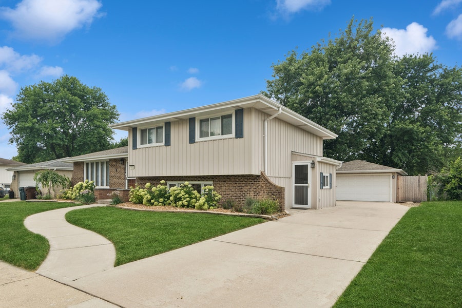 Property photo for 19826 Therese Lane, Mokena, IL