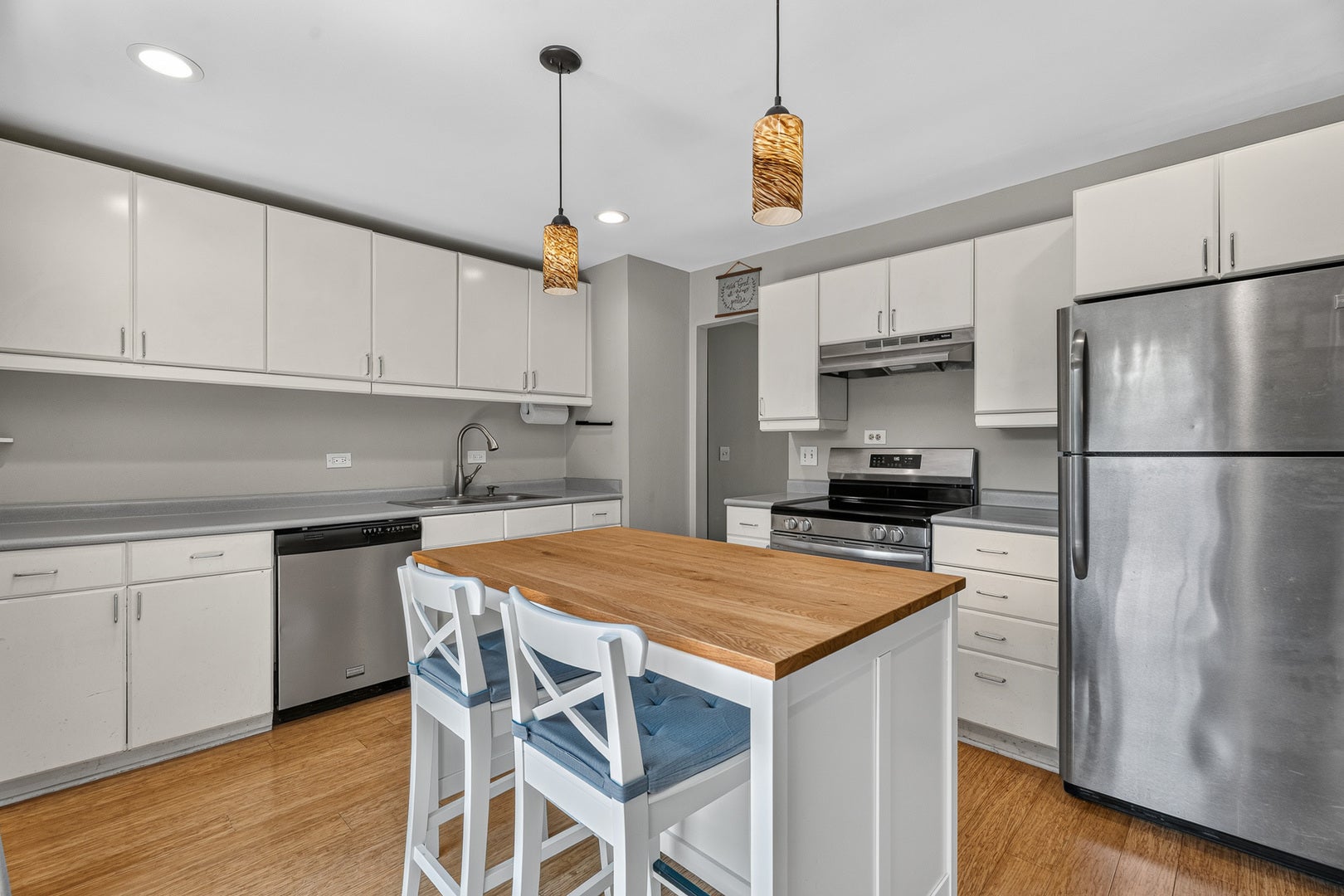 4 Devon Court, Bolingbrook, IL 60440 4 Devon Court, Bolingbrook, IL 60440
