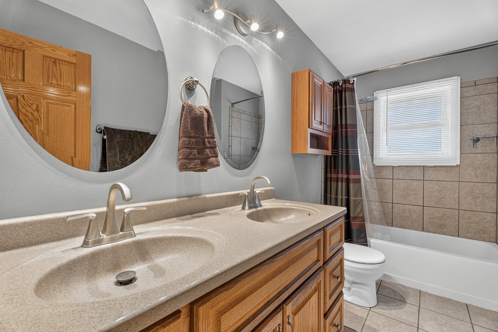 4 Devon Court, Bolingbrook, IL 60440 4 Devon Court, Bolingbrook, IL 60440