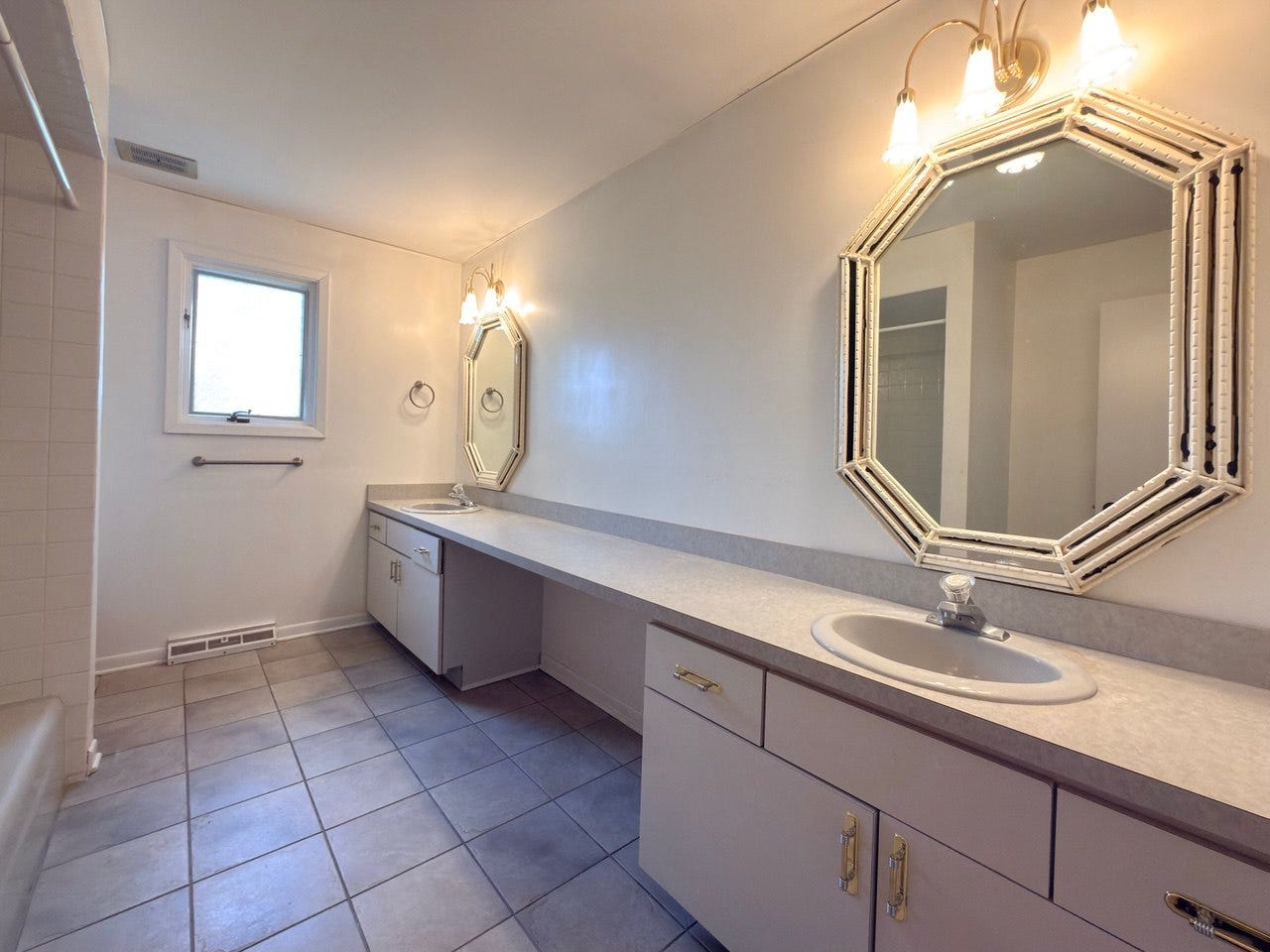 7826 Dunham Road, Downers Grove, IL 60516 7826 Dunham Road, Downers Grove, IL 60516