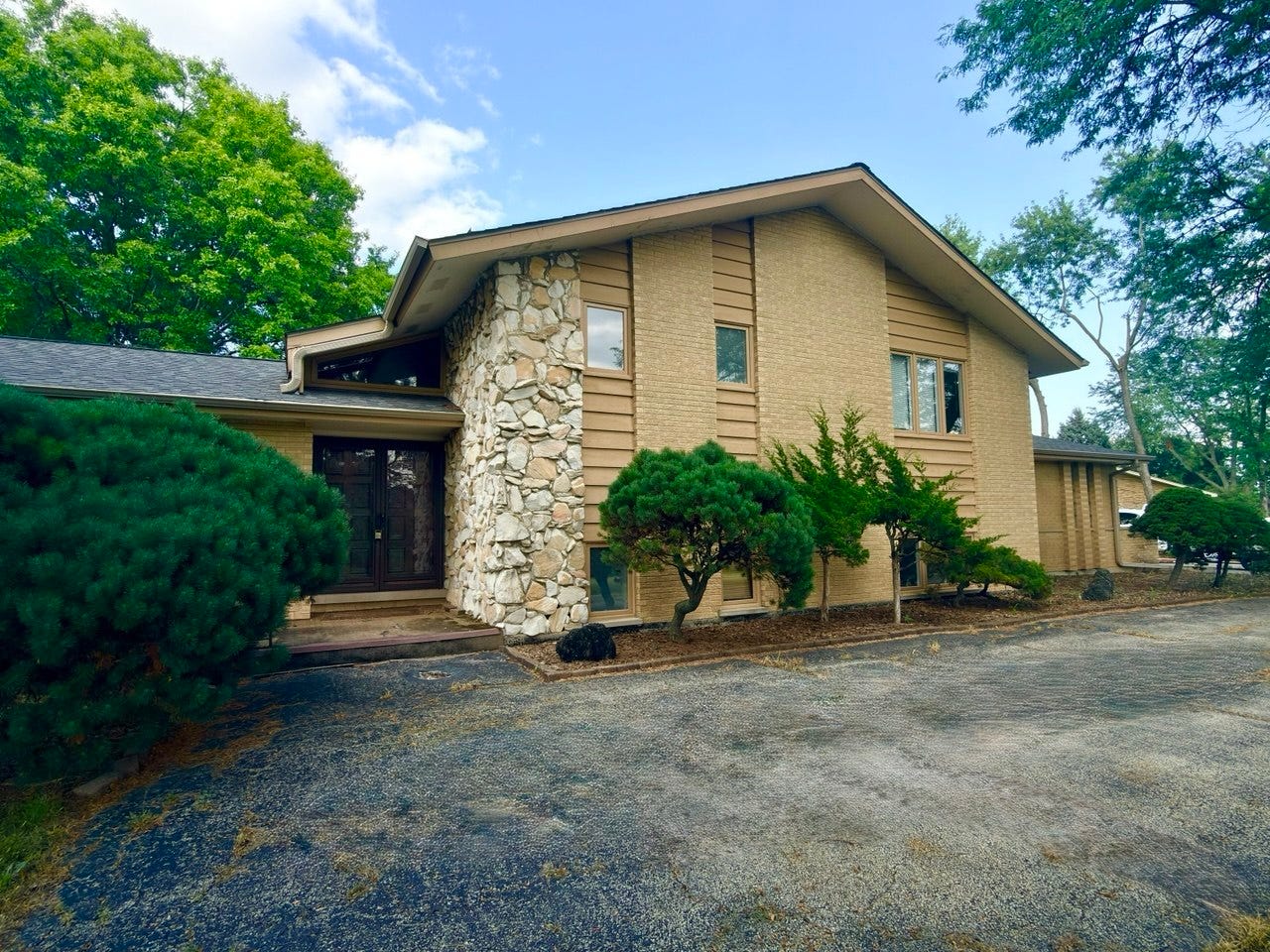 7826 Dunham Road, Downers Grove, IL 60516 7826 Dunham Road, Downers Grove, IL 60516