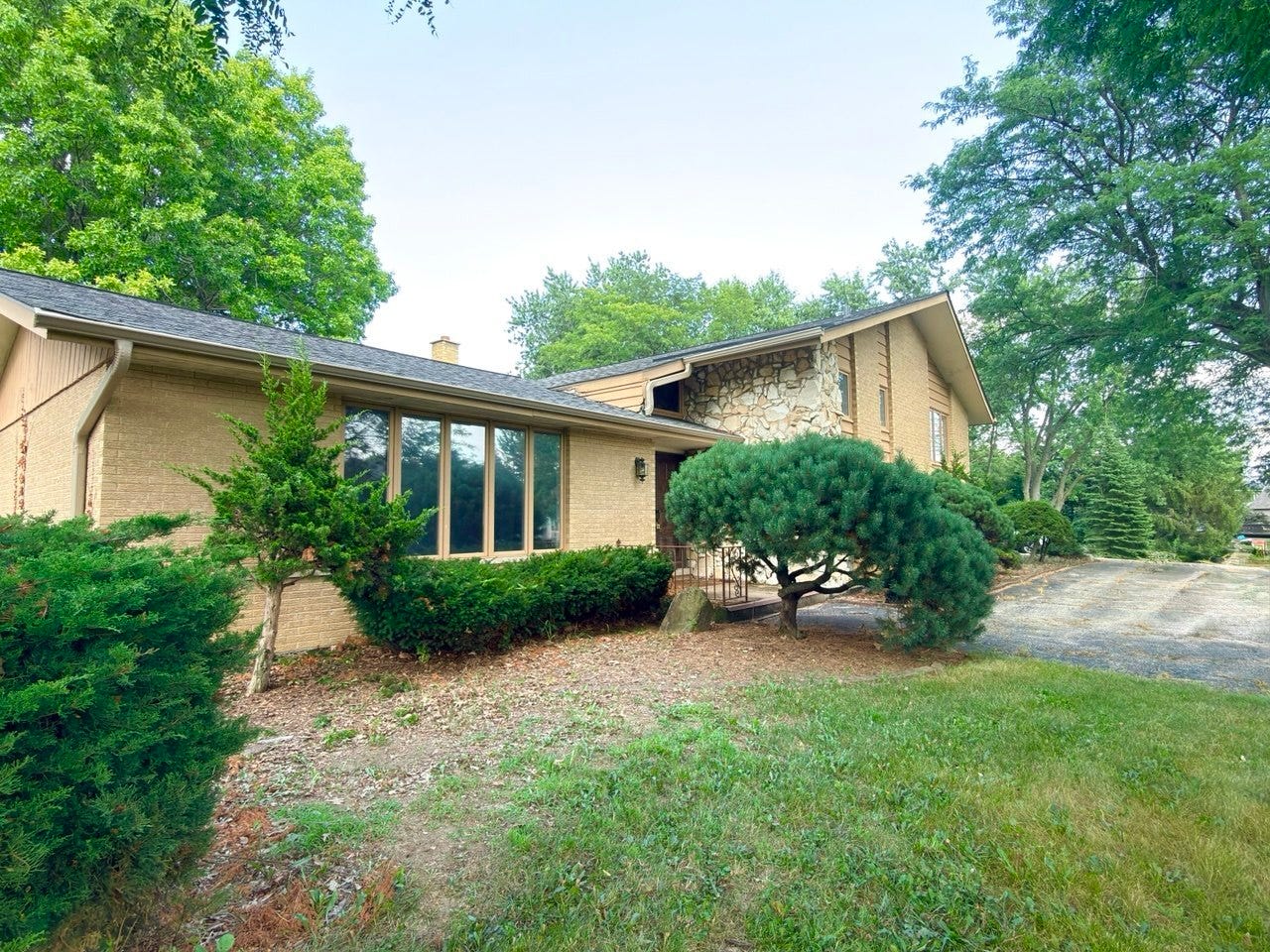 7826 Dunham Road, Downers Grove, IL 60516 7826 Dunham Road, Downers Grove, IL 60516
