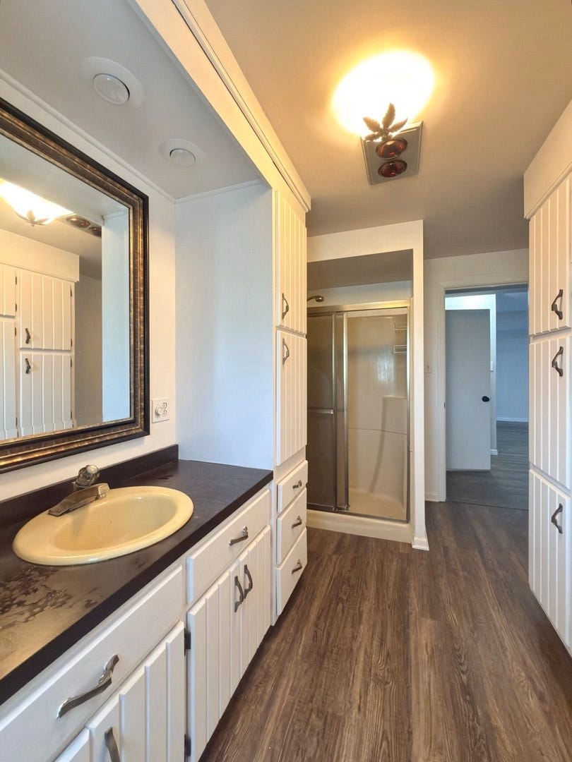 7826 Dunham Road, Downers Grove, IL 60516 7826 Dunham Road, Downers Grove, IL 60516