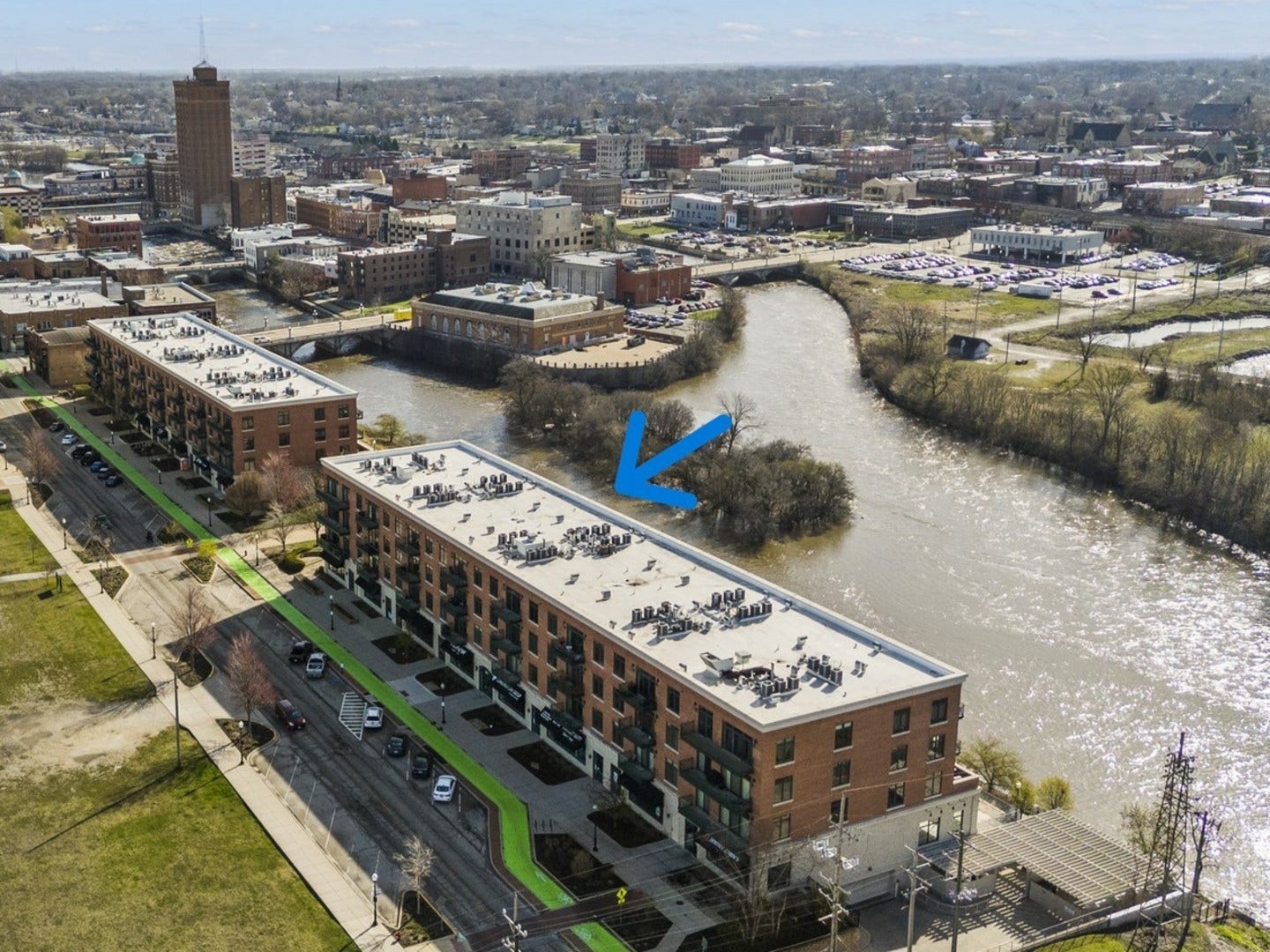 160 S River Street, #305, Aurora, IL 60506 Welcome to your river view condo in Riverstreet Pl