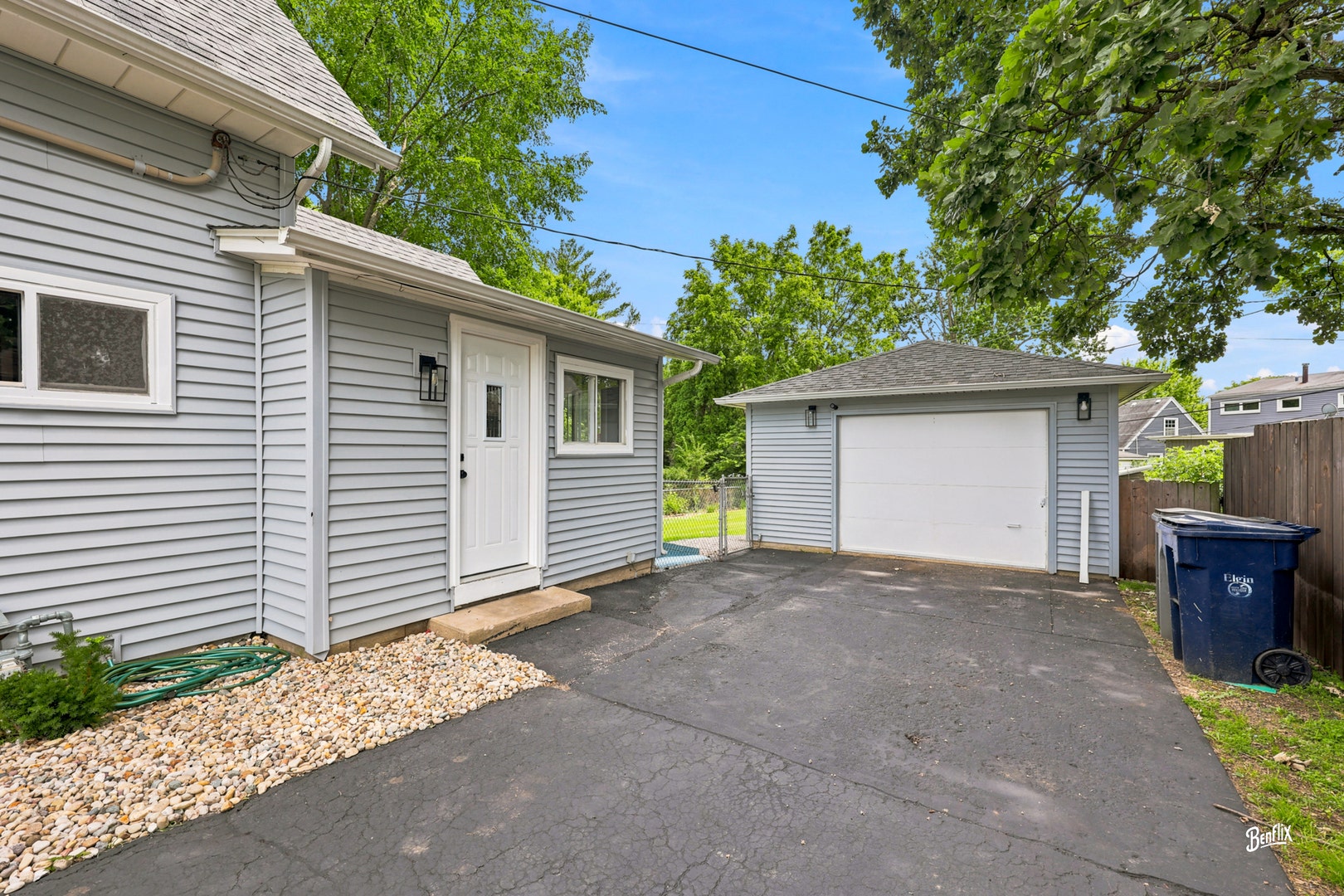 987 South Street, Elgin, IL 60123 987 South Street, Elgin, IL 60123