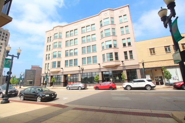 25 S Grove Avenue, #302, Elgin, IL 60120 25 S Grove Avenue, #302, Elgin, IL 60120