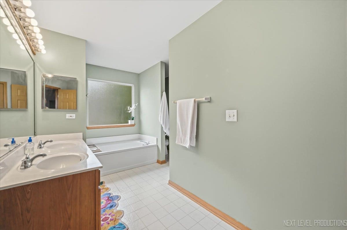 2416 Mckenzie Court, Aurora, IL 60503
