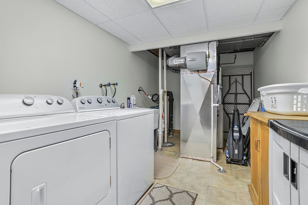 NICE LAUNDRY ROOM IN THE BASEMENT