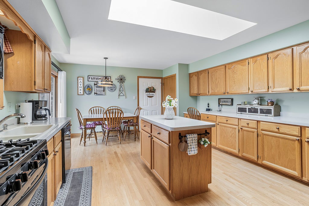 GREAT BIG EAT-IN KITCHEN W/SKYLITE ABOVE!