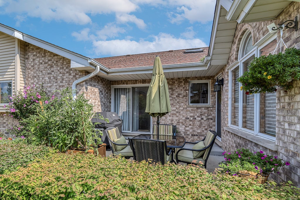 CUTE FRONT PORCH