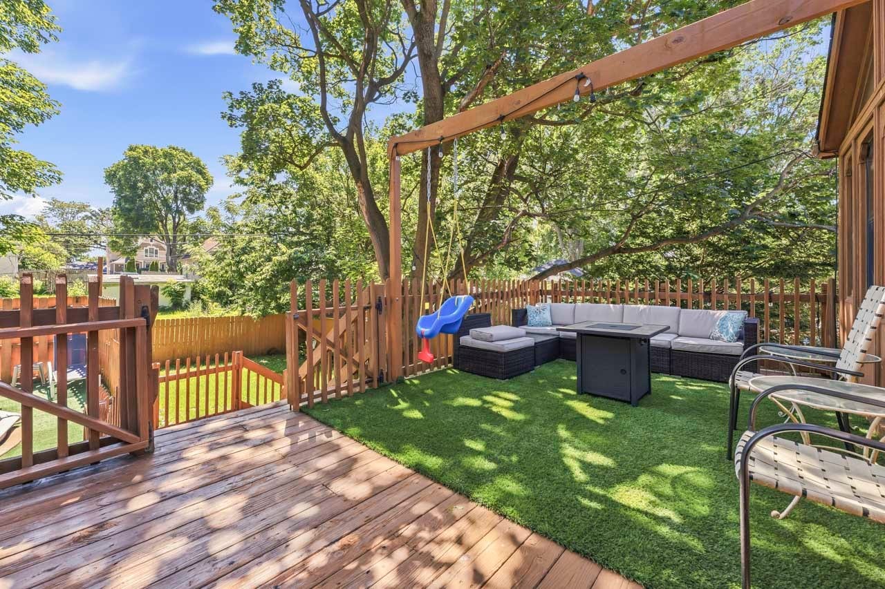 35 Woodland Avenue, Elgin, IL 60123 35 Woodland Avenue, Elgin, IL 60123