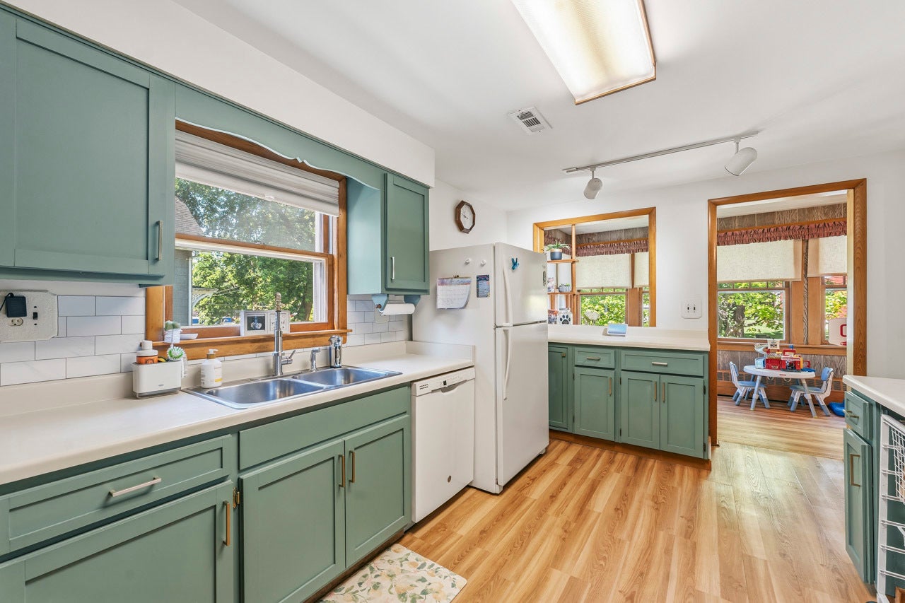 35 Woodland Avenue, Elgin, IL 60123 35 Woodland Avenue, Elgin, IL 60123