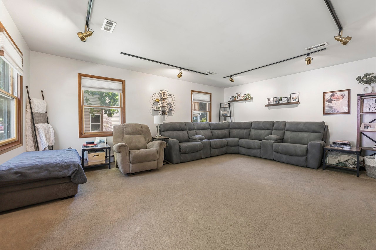 35 Woodland Avenue, Elgin, IL 60123 35 Woodland Avenue, Elgin, IL 60123