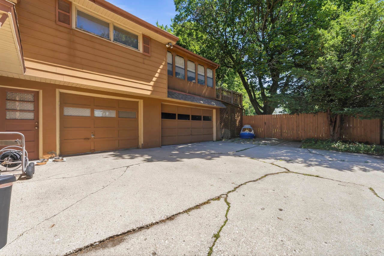 35 Woodland Avenue, Elgin, IL 60123 35 Woodland Avenue, Elgin, IL 60123