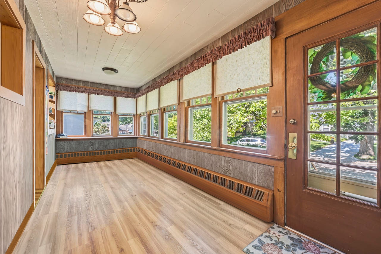 35 Woodland Avenue, Elgin, IL 60123 35 Woodland Avenue, Elgin, IL 60123