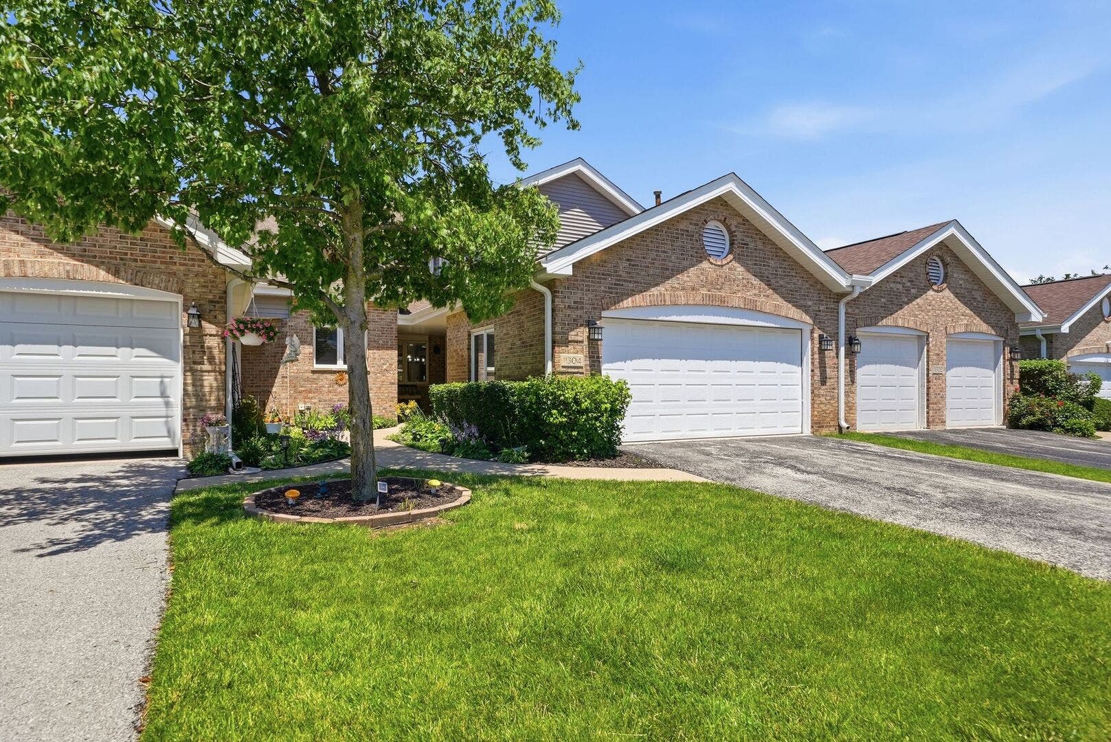 11304 Brook Crossing Court, Orland Park, IL 60467 11304 Brook Crossing Court, Orland Park, IL 60467