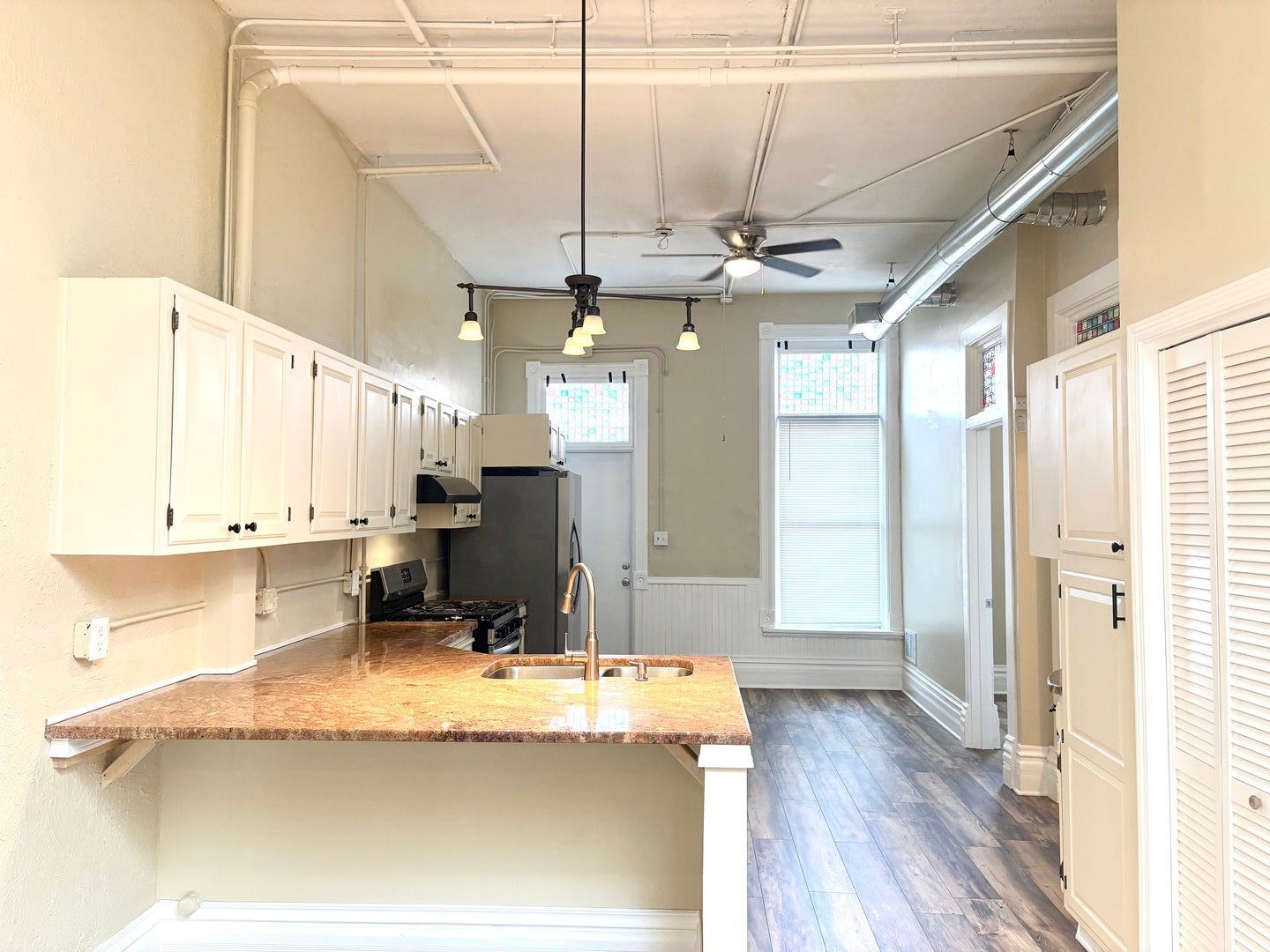 10 N State Street, #Upper, Elgin, IL 60123 10 N State Street, #Upper, Elgin, IL 60123