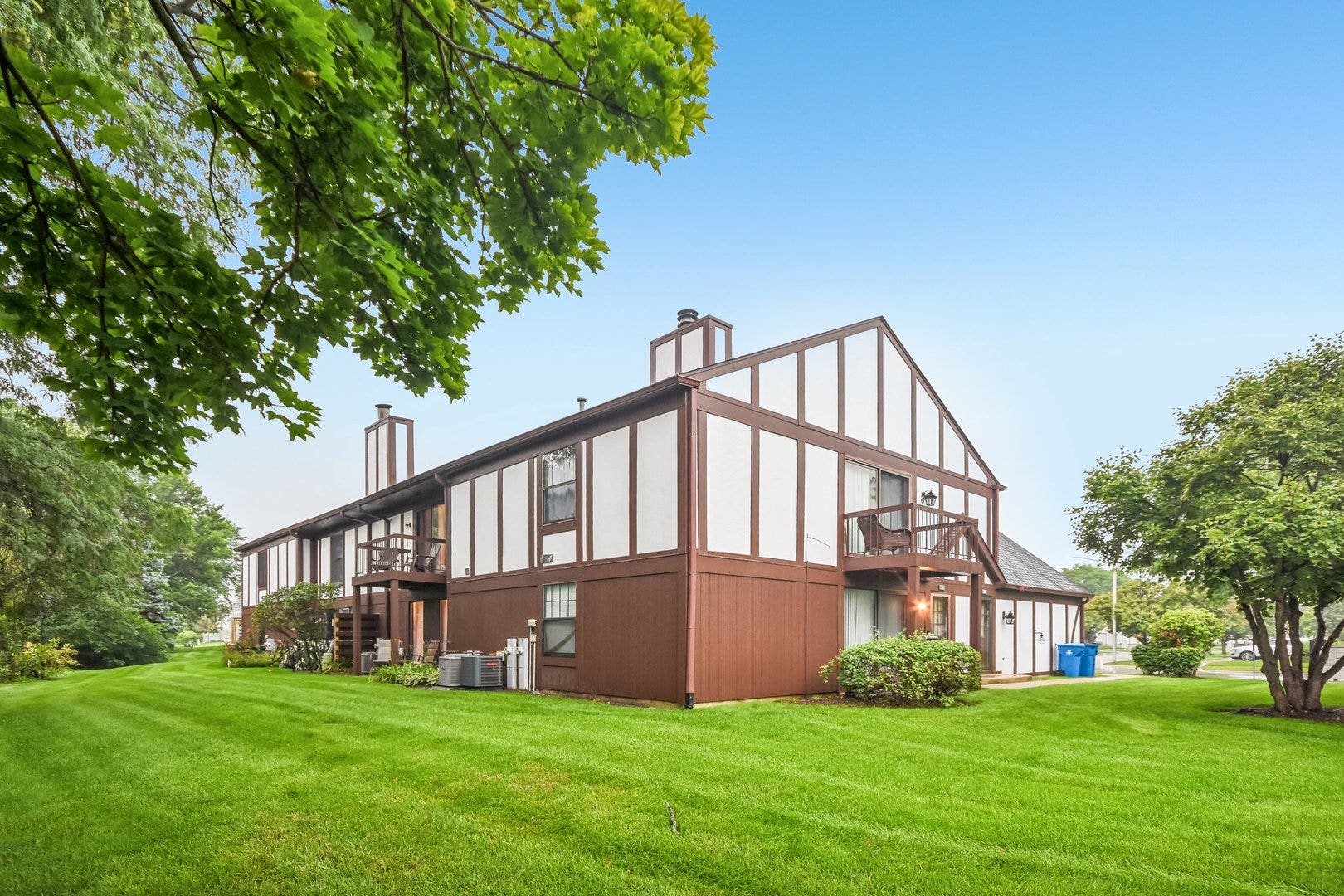 7353 Canterbury Place, Downers Grove, IL 60516