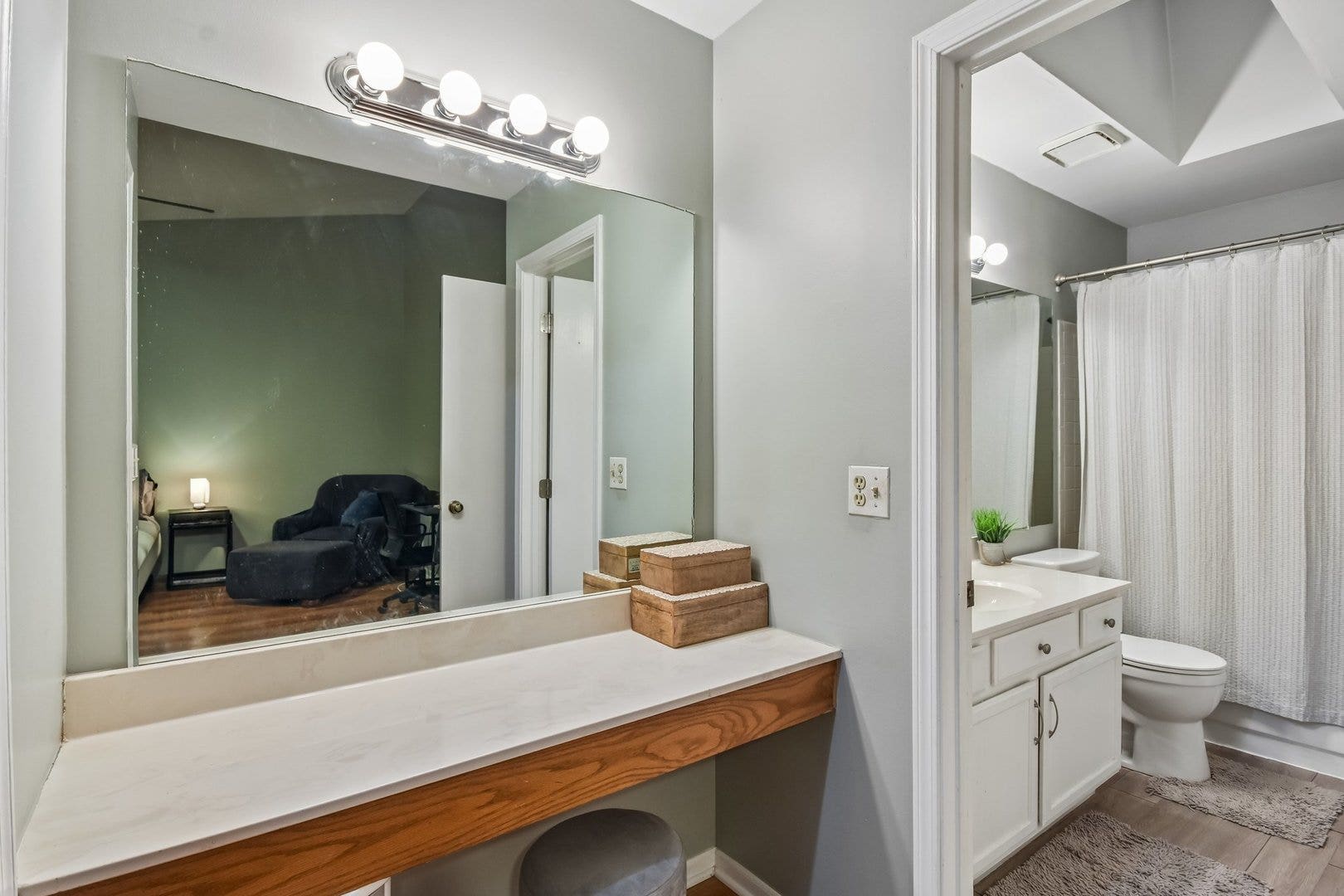 7353 Canterbury Place, Downers Grove, IL 60516