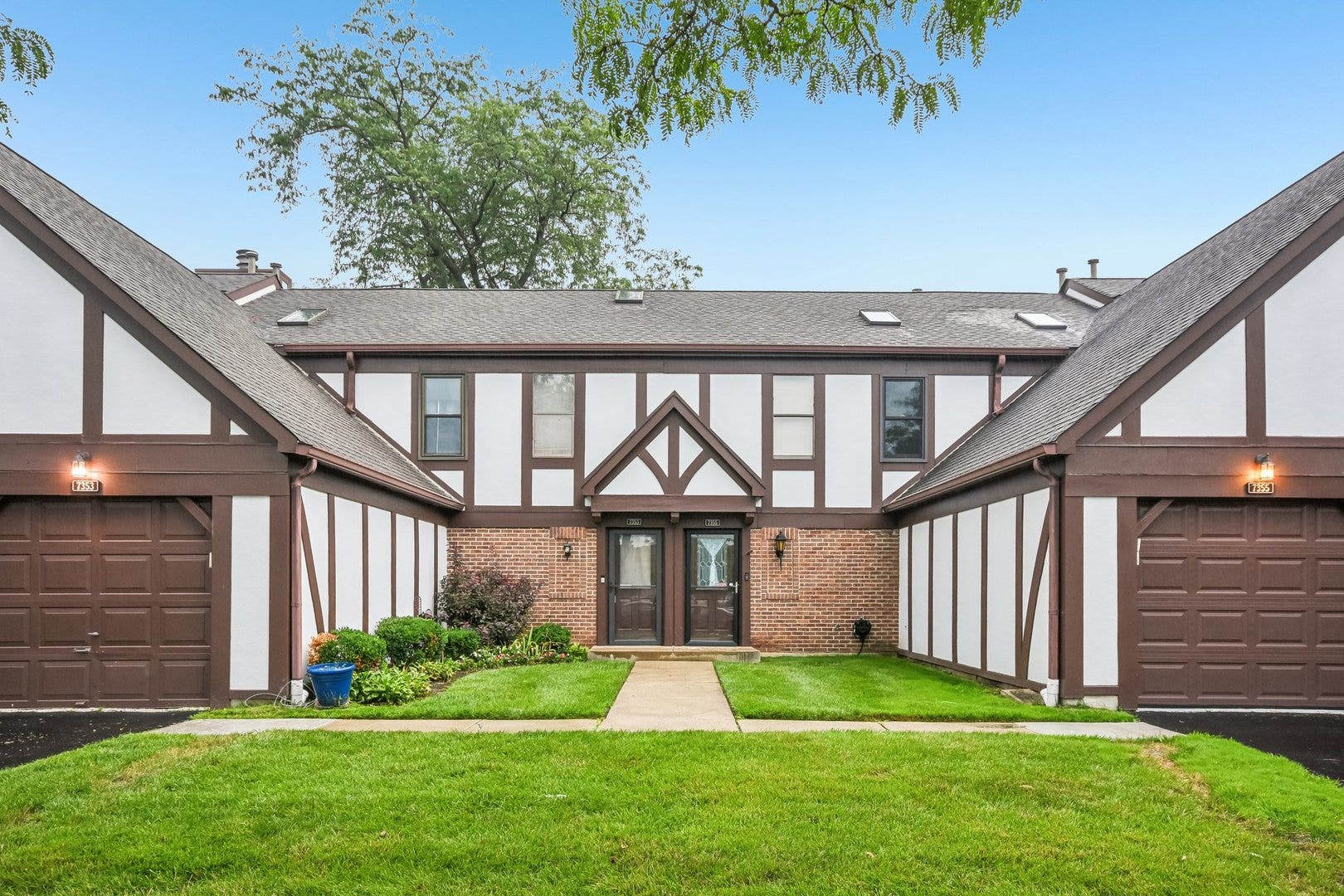 7353 Canterbury Place, Downers Grove, IL 60516