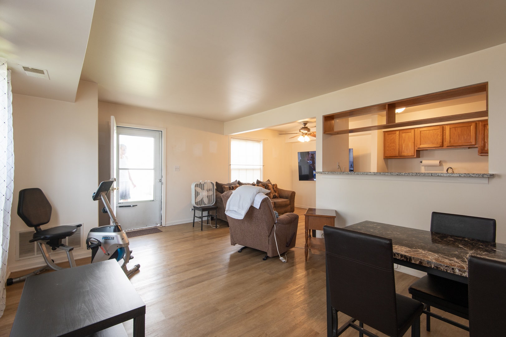 1380 N Glen Circle, #B, Aurora, IL 60506 1380 N Glen Circle, #B, Aurora, IL 60506