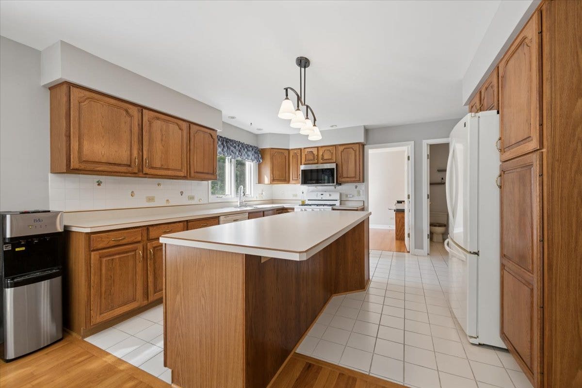 41W610 Silvana Drive, Elgin, IL 60124 41W610 Silvana Drive, Elgin, IL 60124
