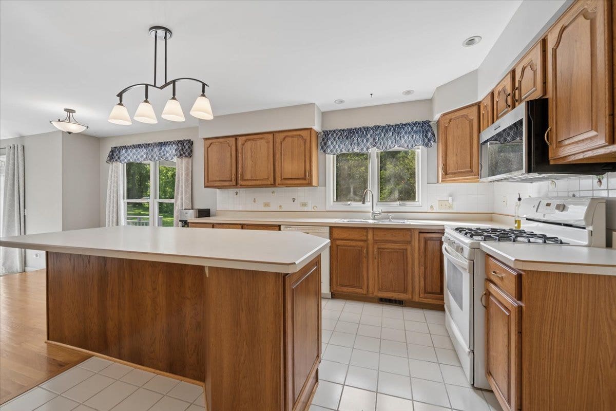 41W610 Silvana Drive, Elgin, IL 60124 41W610 Silvana Drive, Elgin, IL 60124