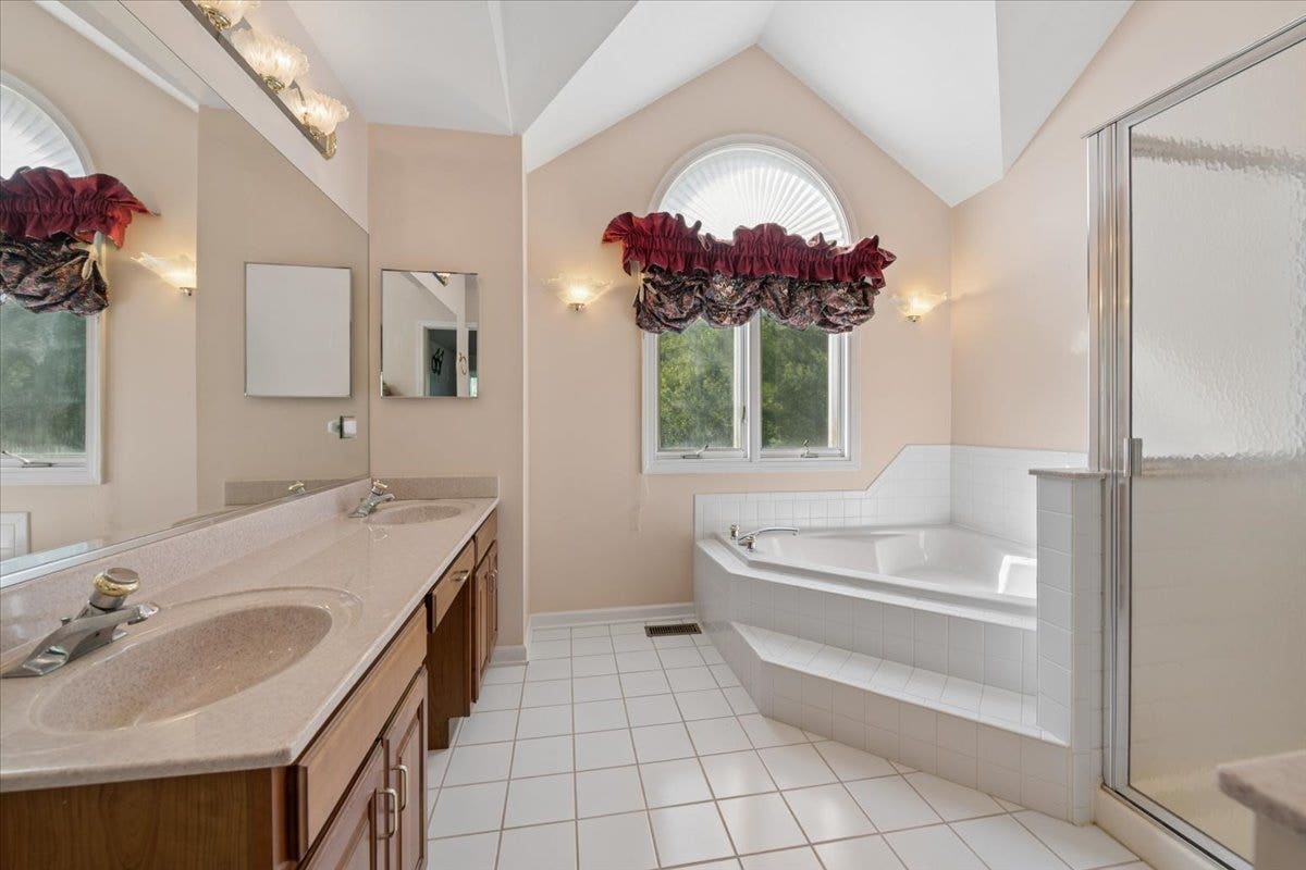 41W610 Silvana Drive, Elgin, IL 60124 41W610 Silvana Drive, Elgin, IL 60124
