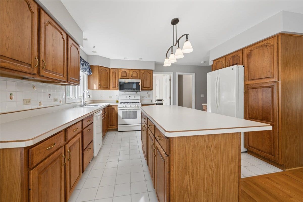 41W610 Silvana Drive, Elgin, IL 60124 41W610 Silvana Drive, Elgin, IL 60124