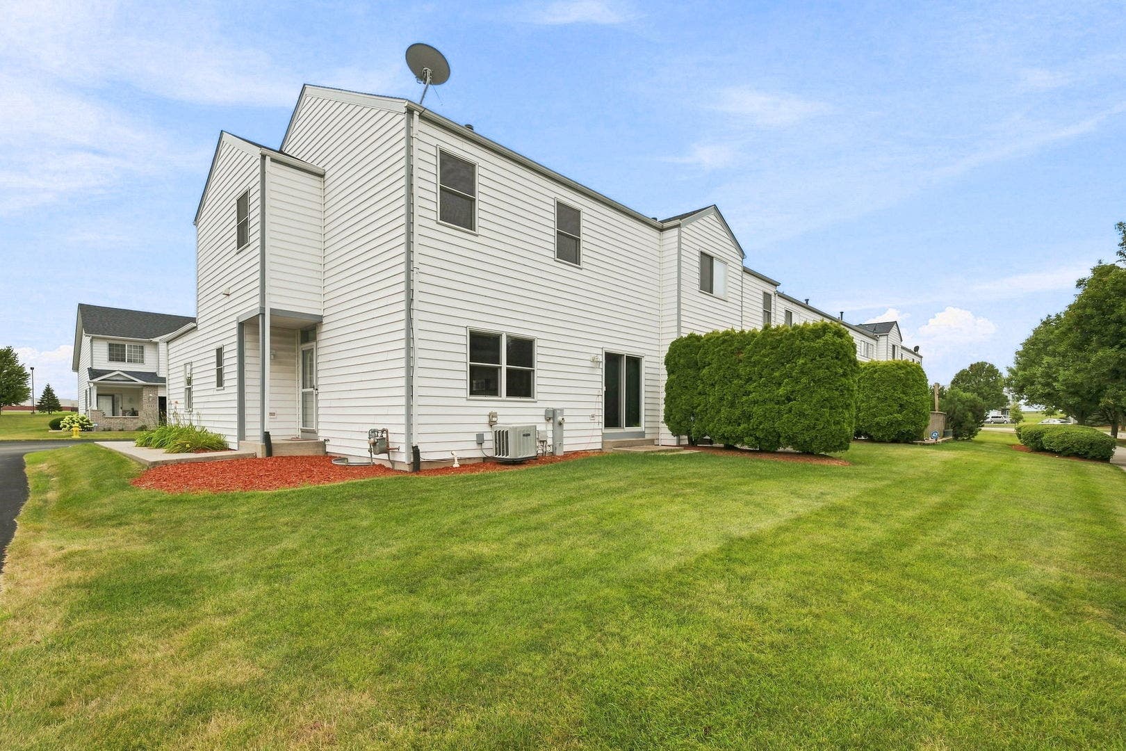 1800 Waters Edge Drive, Minooka, IL 60447 1800 Waters Edge Drive, Minooka, IL 60447