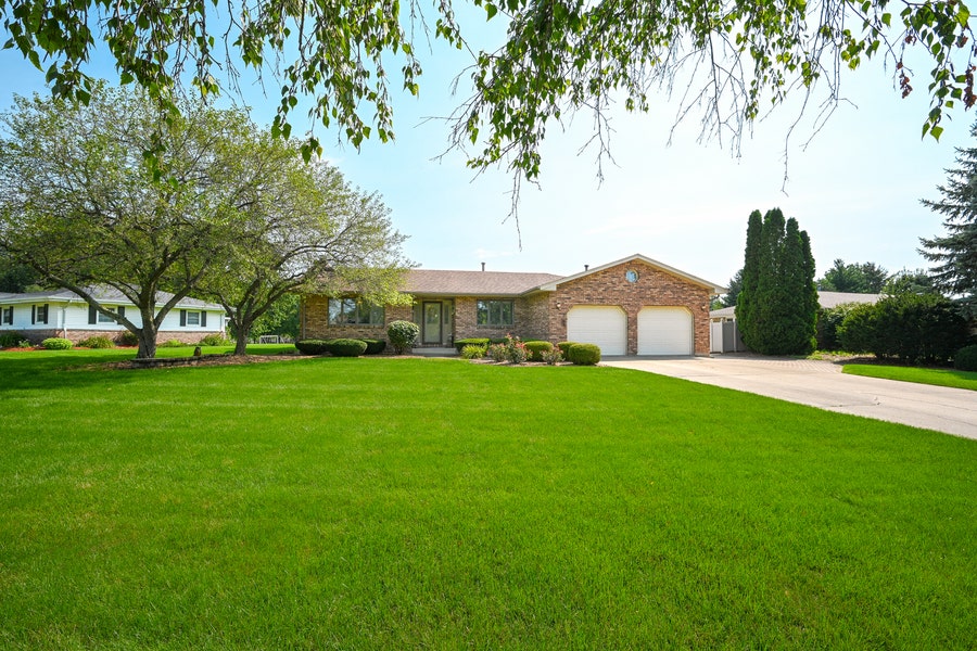 Property photo for 310 Wintree Lane, New Lenox, IL