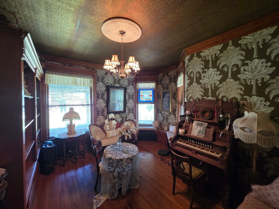 705 W Highland Avenue, Elgin, IL 60123 705 W Highland Avenue, Elgin, IL 60123