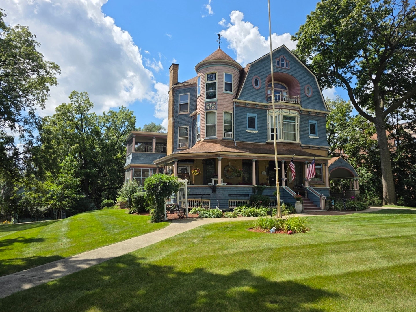 705 W Highland Avenue, Elgin, IL 60123 705 W Highland Avenue, Elgin, IL 60123