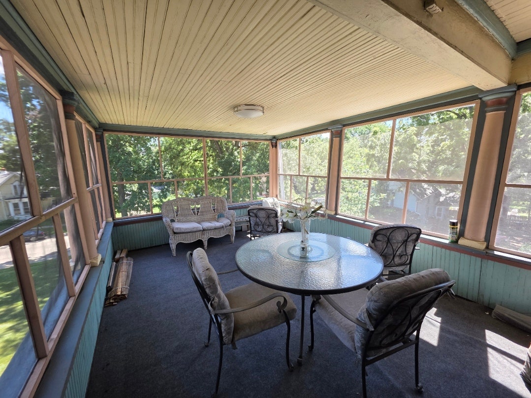 705 W Highland Avenue, Elgin, IL 60123 705 W Highland Avenue, Elgin, IL 60123