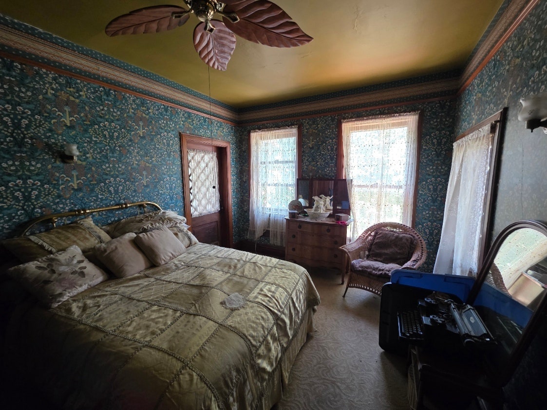 705 W Highland Avenue, Elgin, IL 60123 705 W Highland Avenue, Elgin, IL 60123