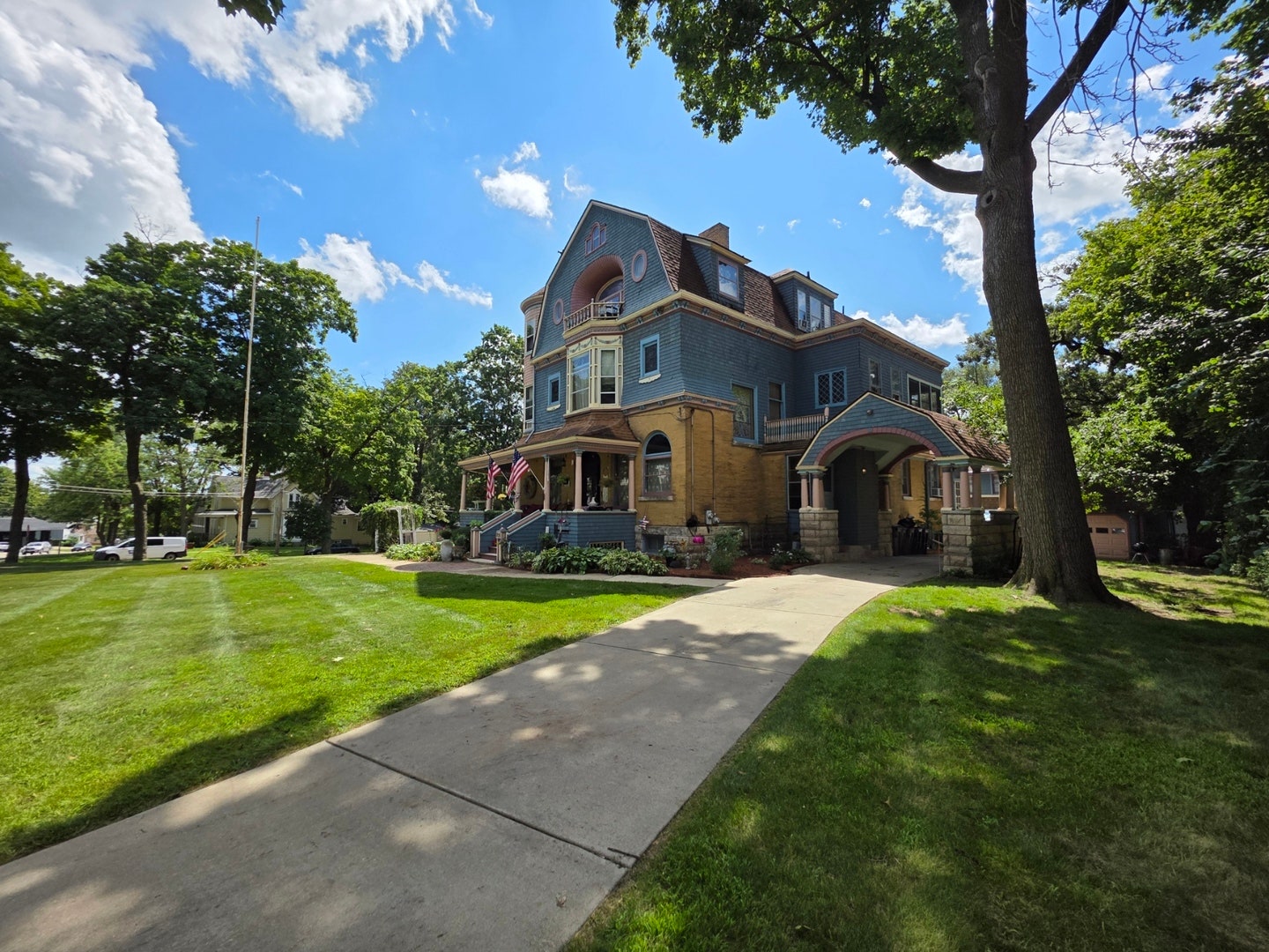 705 W Highland Avenue, Elgin, IL 60123 705 W Highland Avenue, Elgin, IL 60123
