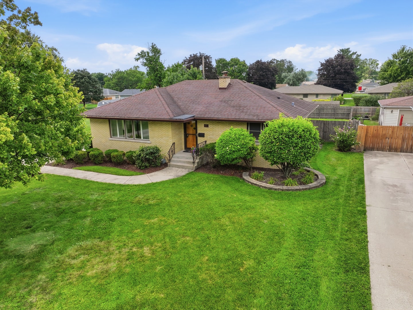 811 Magnolia Drive, Joliet, IL 60435 811 Magnolia Drive, Joliet, IL 60435