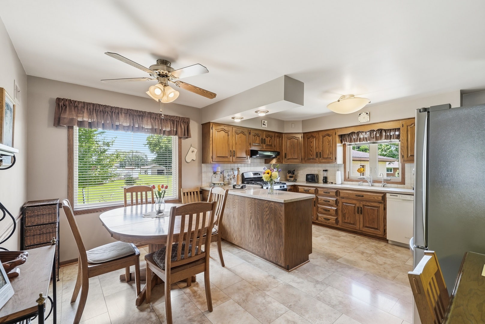 811 Magnolia Drive, Joliet, IL 60435 811 Magnolia Drive, Joliet, IL 60435