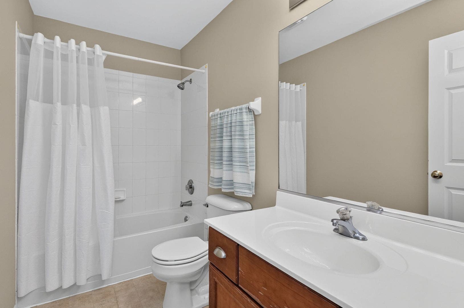 2212 James Leigh Drive, Aurora, IL 60503 2212 James Leigh Drive, Aurora, IL 60503