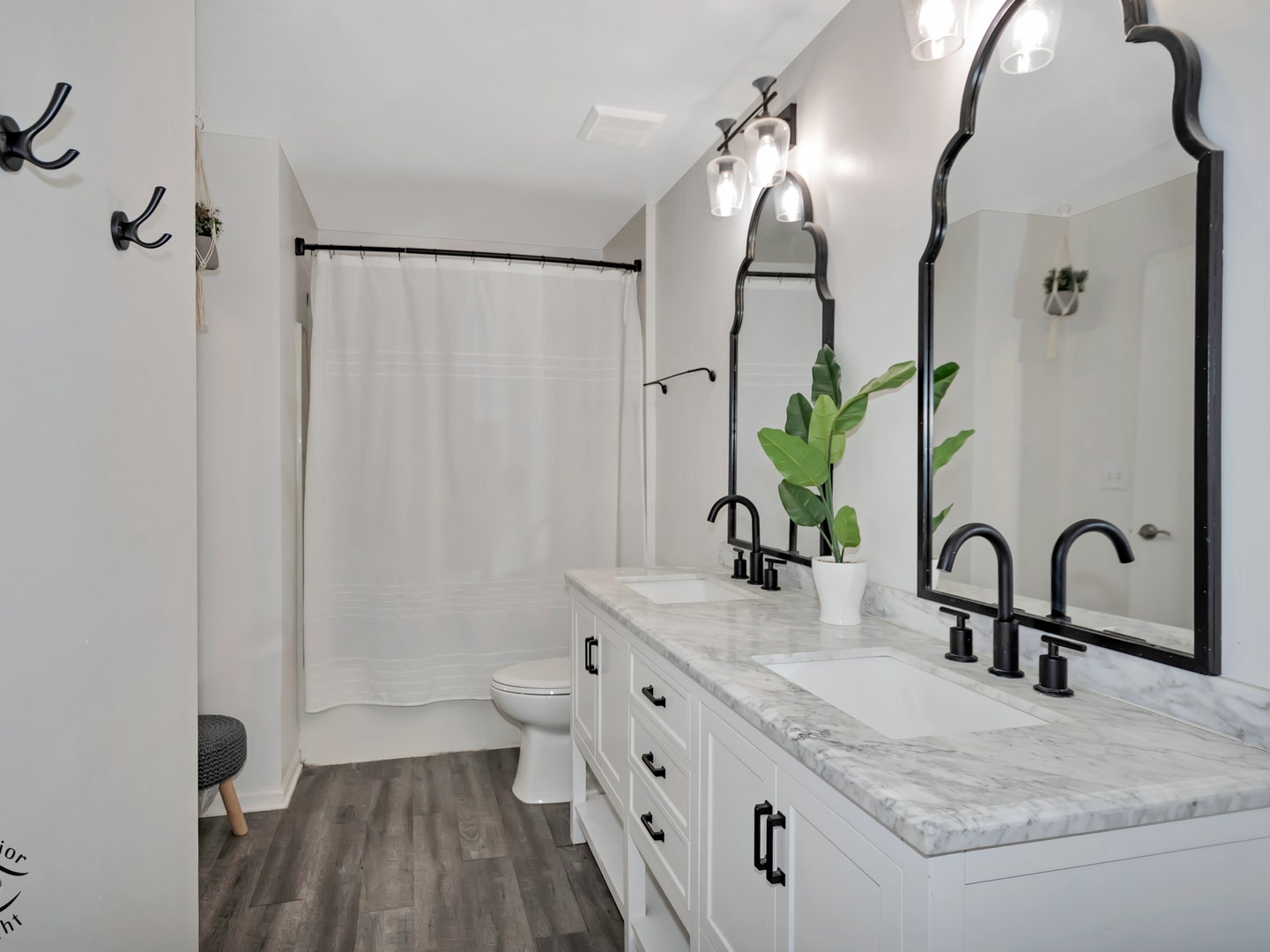 2423 Rocky Hill Circle, Joliet, IL 60432 Primary Bathroom/Hallway Bathroom