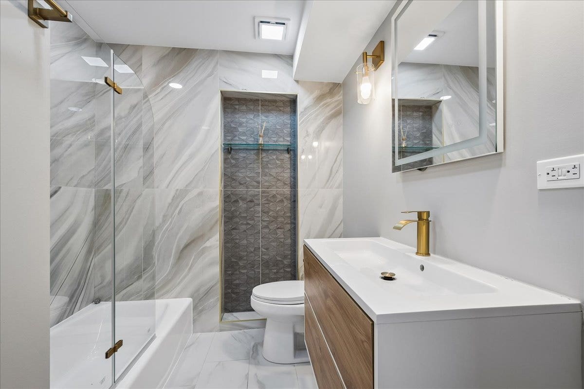 2272 Asbury Road, Northbrook, IL 60062 Main Floor Full Bath.