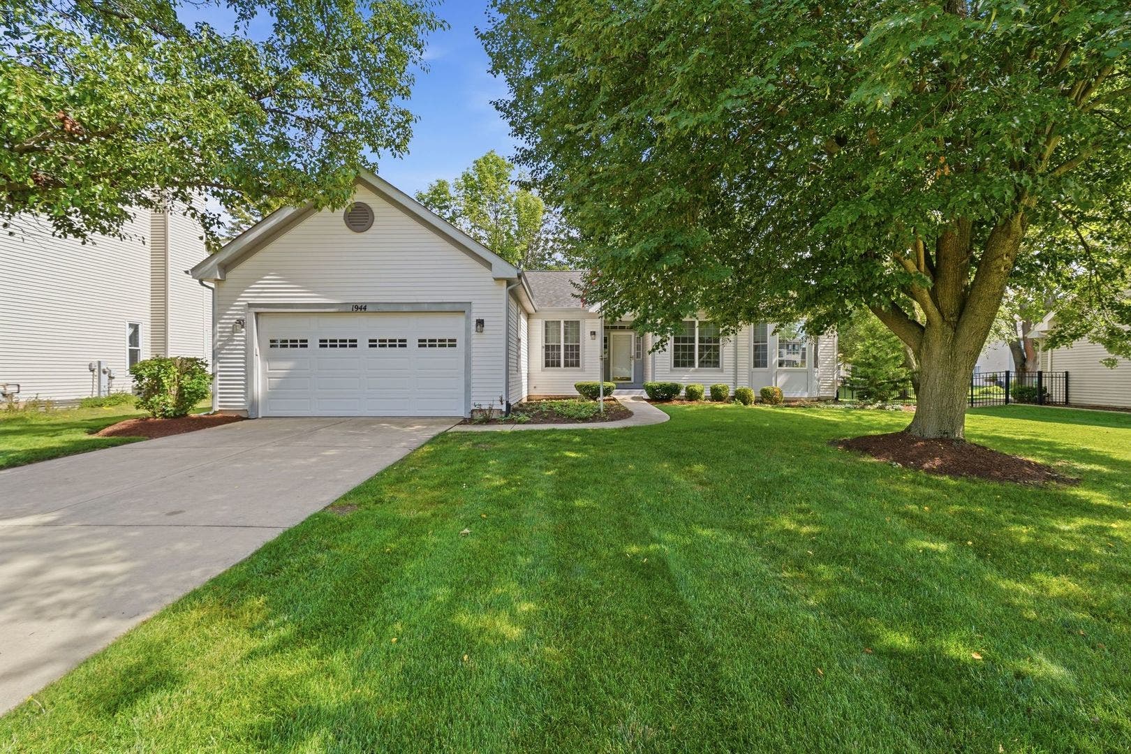 1944 School House Lane, Aurora, IL 60506 1944 School House Lane, Aurora, IL 60506