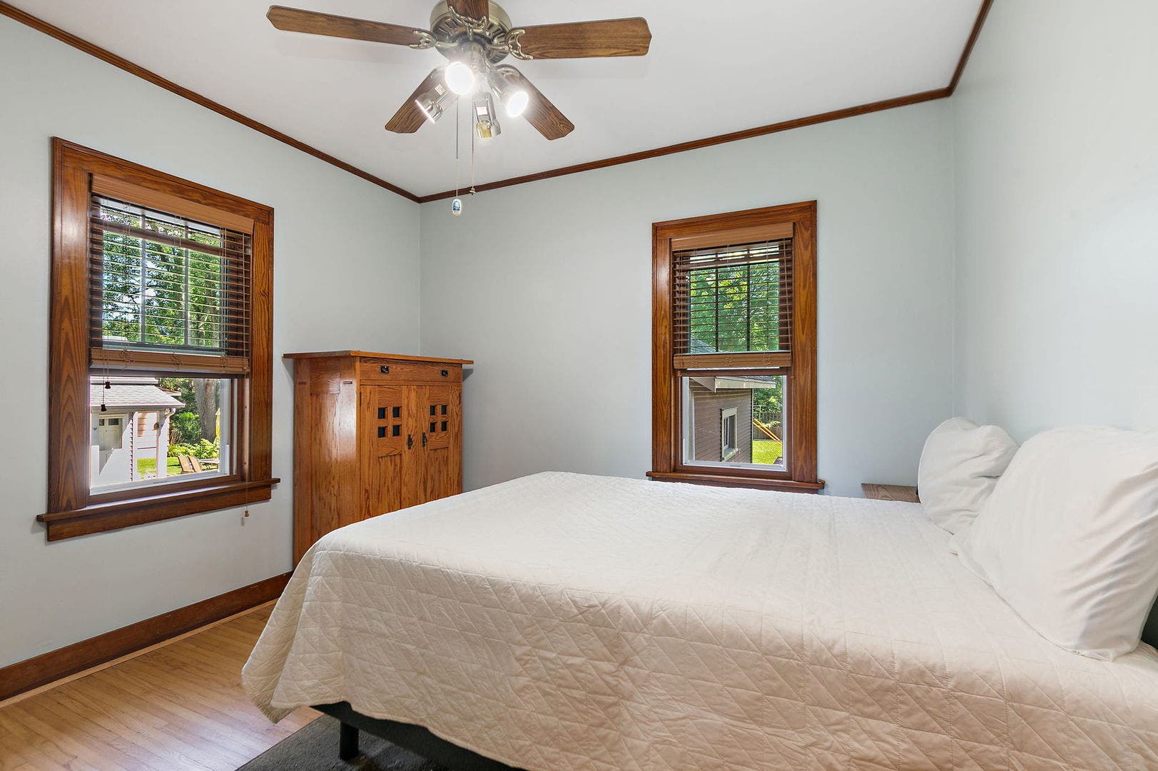 909 Augusta Avenue, Elgin, IL 60120
