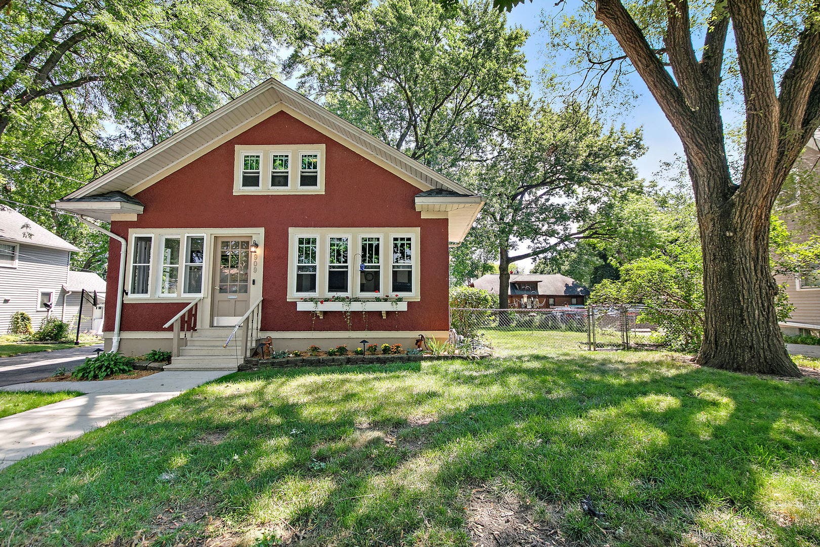 909 Augusta Avenue, Elgin, IL 60120