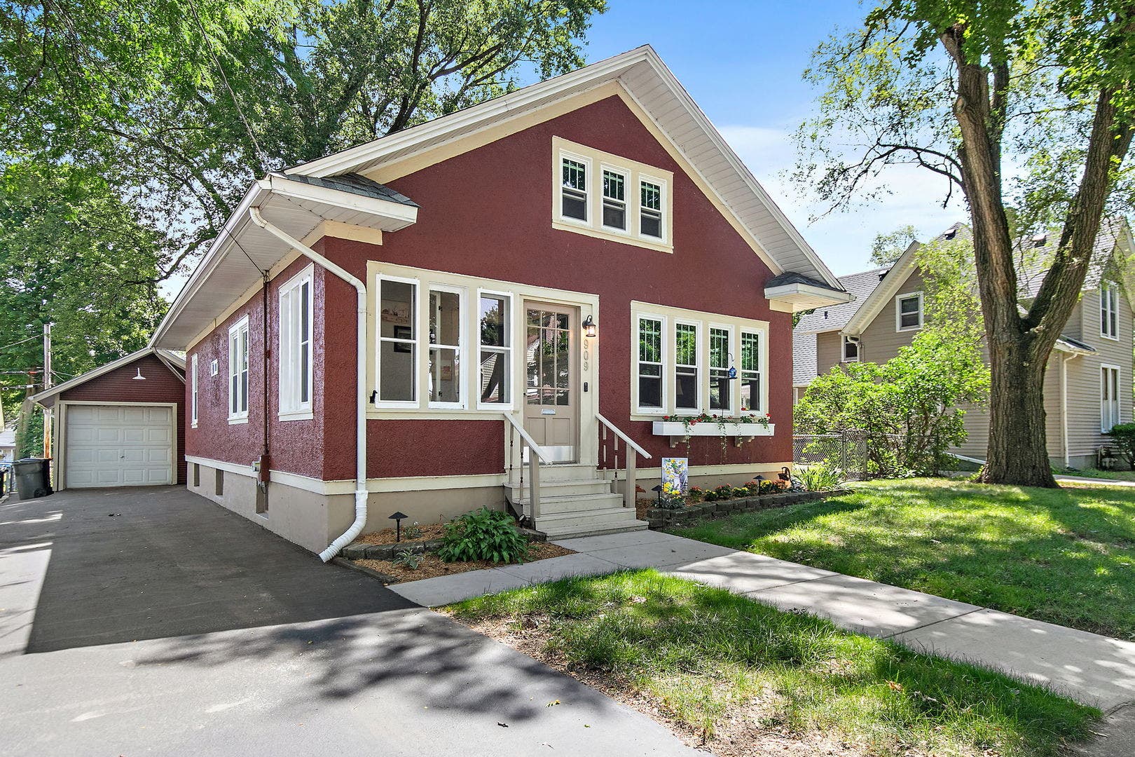 909 Augusta Avenue, Elgin, IL 60120
